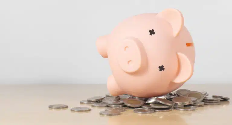 Казахстанцы начали массово снимать депозиты впервые за 10 месяцев