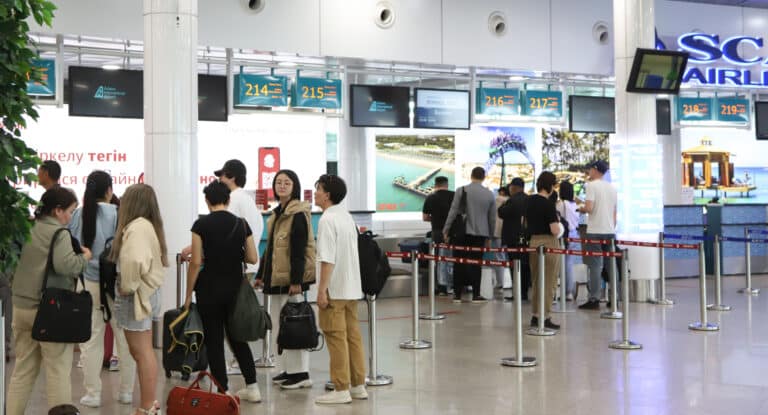 Сотни казахстанцев не выпустят из страны из-за долгов