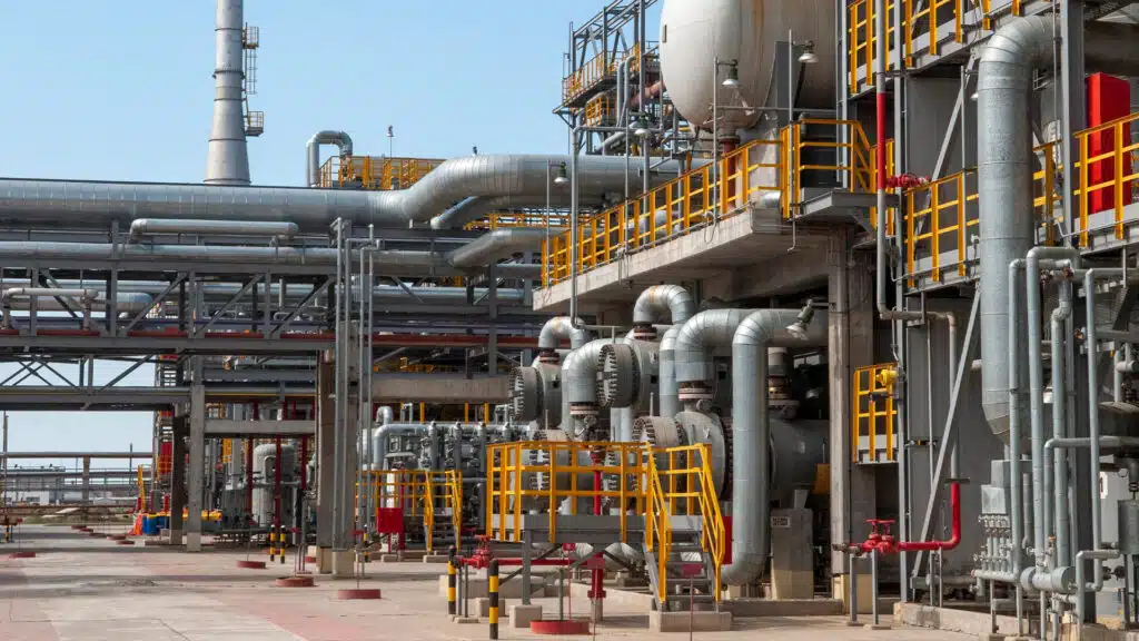 Аккенженов отрицает возможность продажи НПЗ Казахстана за бесценок/shutterstock, бильд-редактор: Дастан Шанай