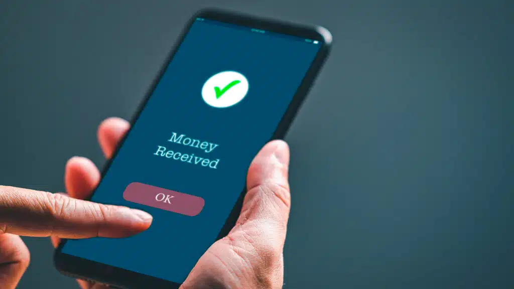 Минфин обещает не блокировать карты казахстанцев, получивших много мобильных переводов/shutterstock, бильд-редактор: Дастан Шанай