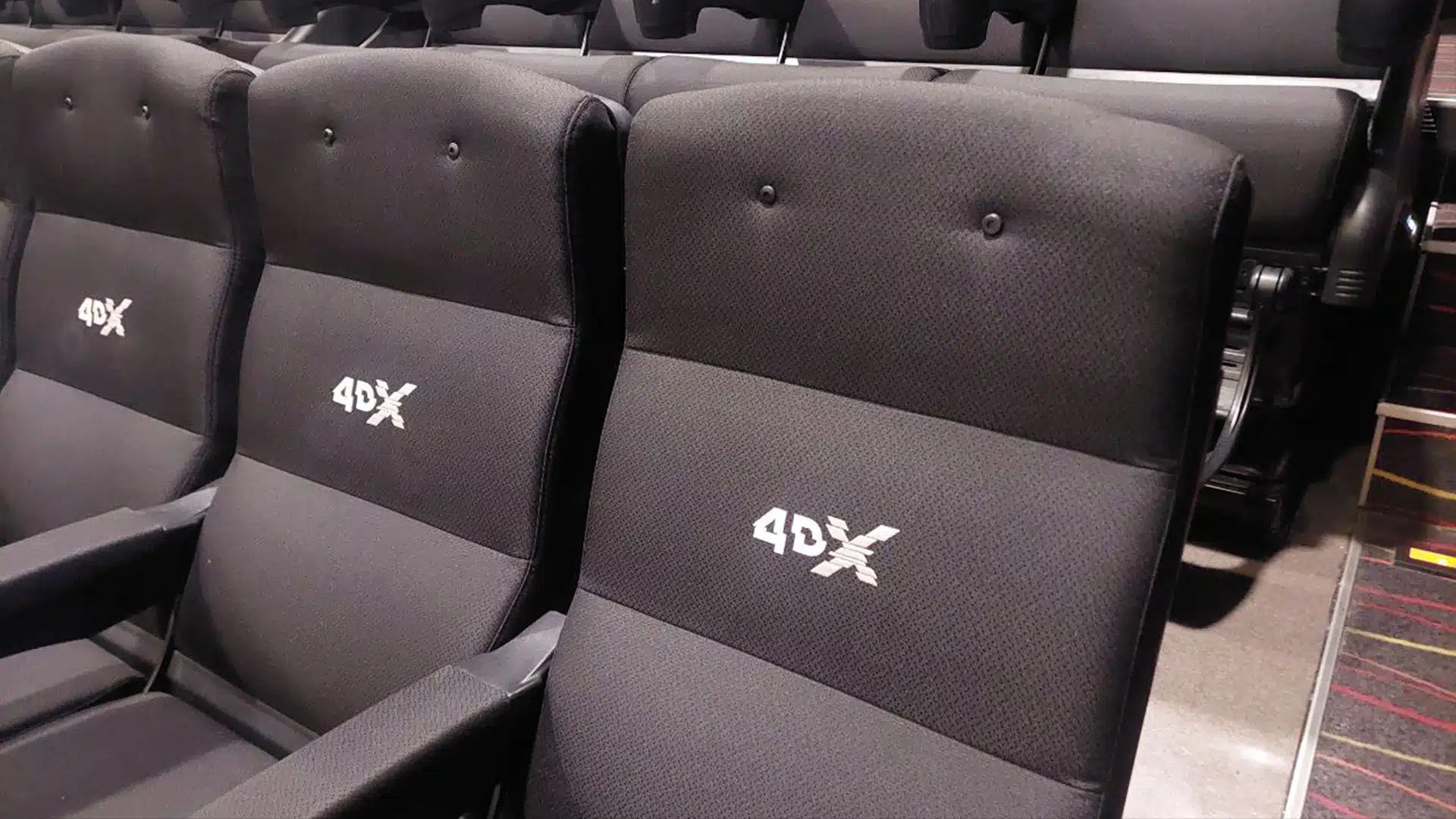 В Алматы есть кинотеатр, где можно ощутить спецэффекты фильмов вживую