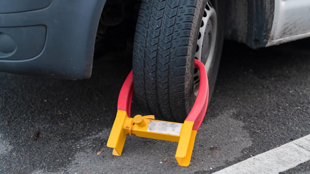 За долги перед банками у казахстанцев начали изымать машины