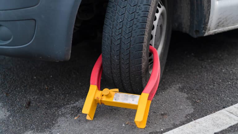 За долги перед банками у казахстанцев начали изымать машины