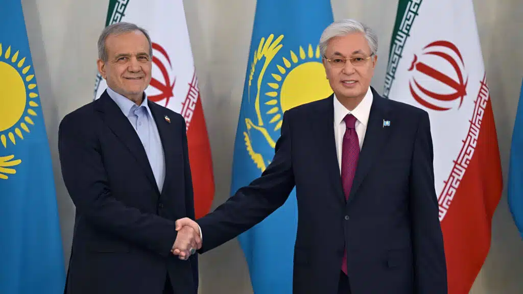 Токаев встретил президента Ирана казахской пословицей про соседей