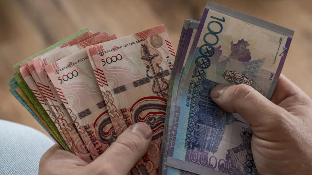 Правила снятия предпринимателями наличных с банковских счетов вступят с 1 января 2026 года/shutterstock, бильд-редактор: Дастан Шанай