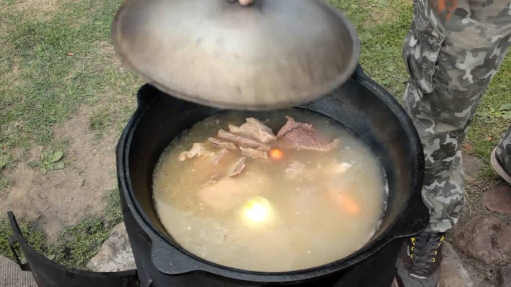 Эксперт раскрыл, сколько газа уходит ежегодно на приготовление бешбармака в Казахстане/youtube.com/@senyavdele, бильд-редактор Дастан Шанай