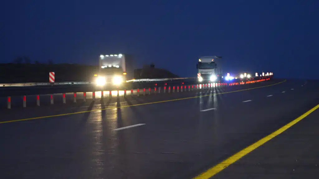 Екі облыста республикалық автожолдарда жүк және қоғамдық көлік қозғалысына шектеу қойылды / фото: ҚазАвтоЖол, бильд-редактор: Милош Муратовский