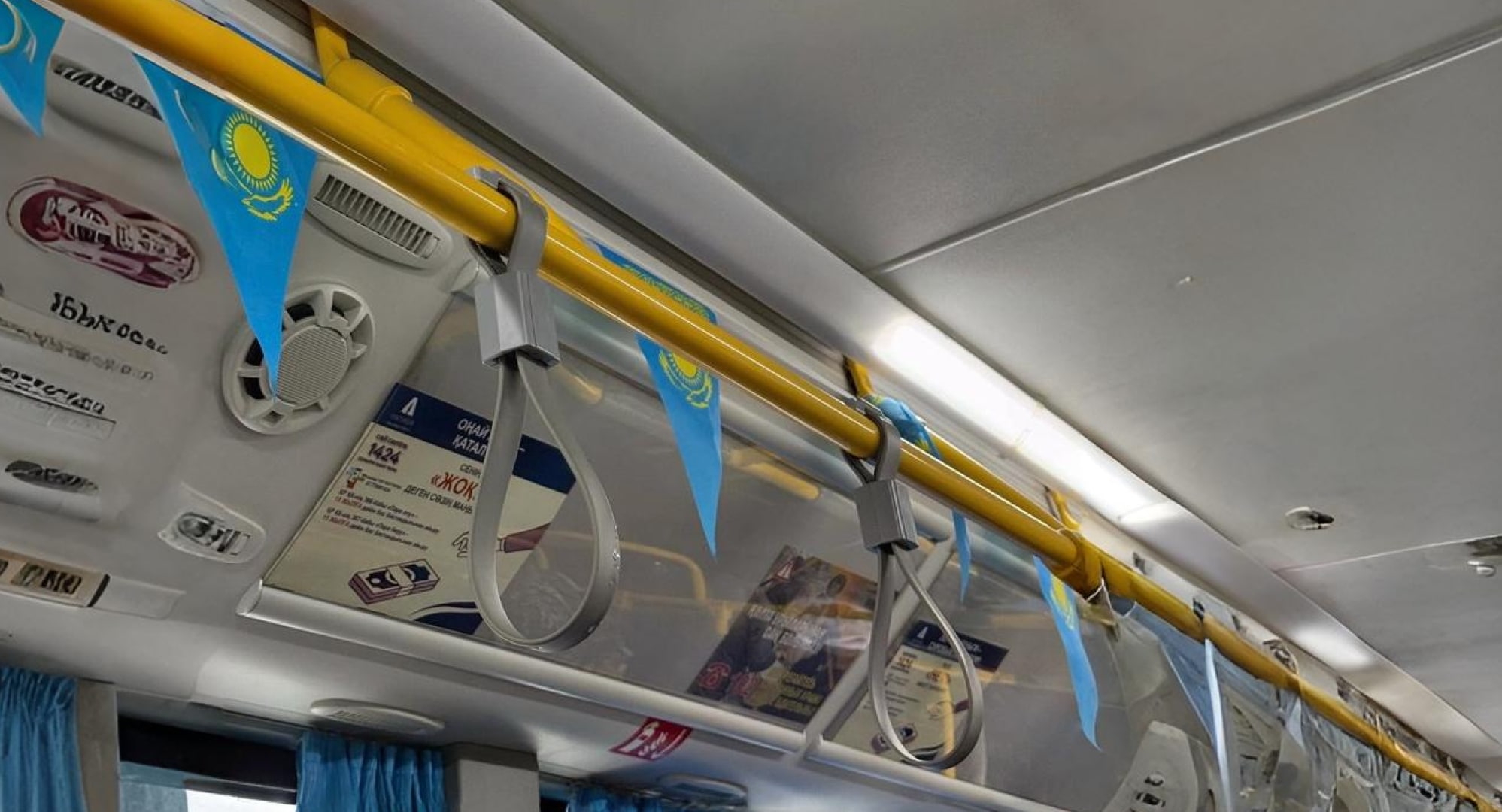 Алматинские автобусы украшают ко Дню Республики