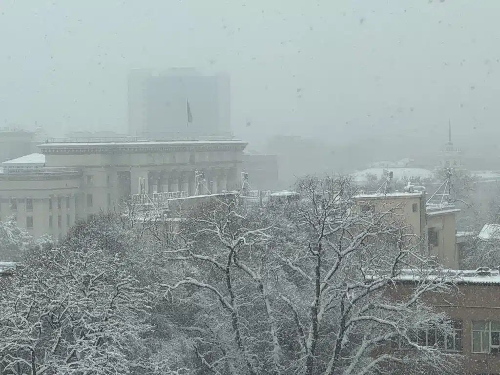 В Алматы вместе со снегом пришли 10-балльные пробки
