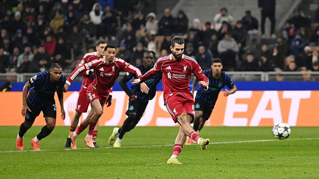 Венгерский мерсисайдец Доминик Собослаи забивает победный пенальти в матче Лиги чемпионов на «Сан-Сиро»