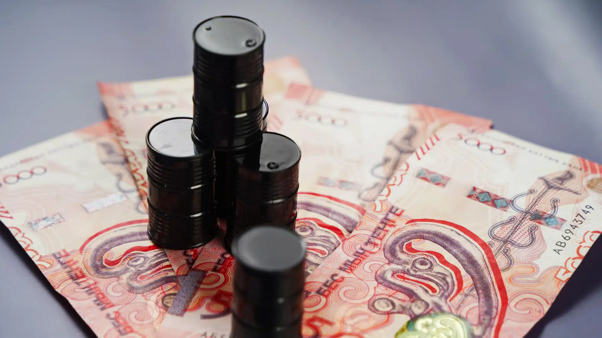 Цены на нефть давят на тенге