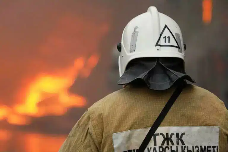 Қостанайда өрт сөндірушілер 4 адамды оттан алып шықты