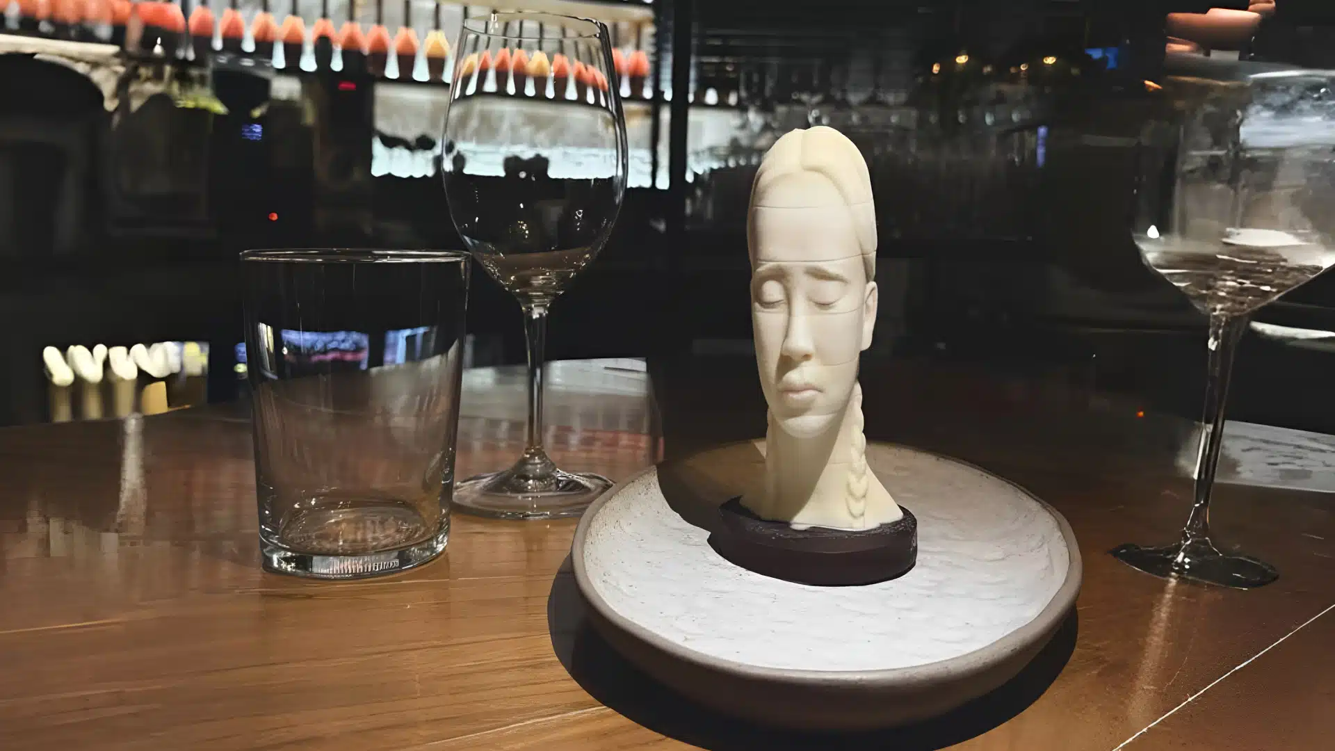 Десерт в форме скульптуры у Almaty Museum of Arts подают в ресторане Алматы