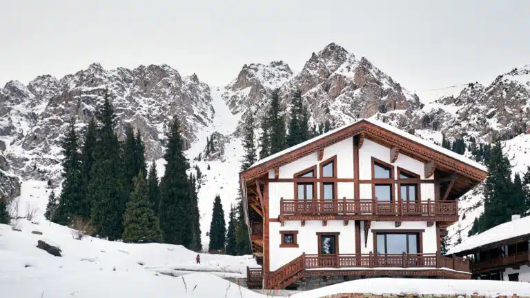 Казахстанцы не торопятся бронировать дорогие домики в горах Алматы на Новый год