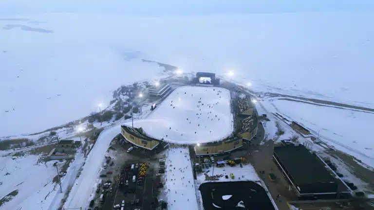 Крупнейший в Центральной Азии ледовый каток открыли в Конаеве
