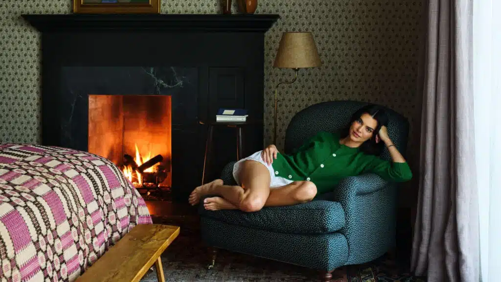 Новый дом Кендалл Дженнер в горах удивил ярким винтажным интерьером