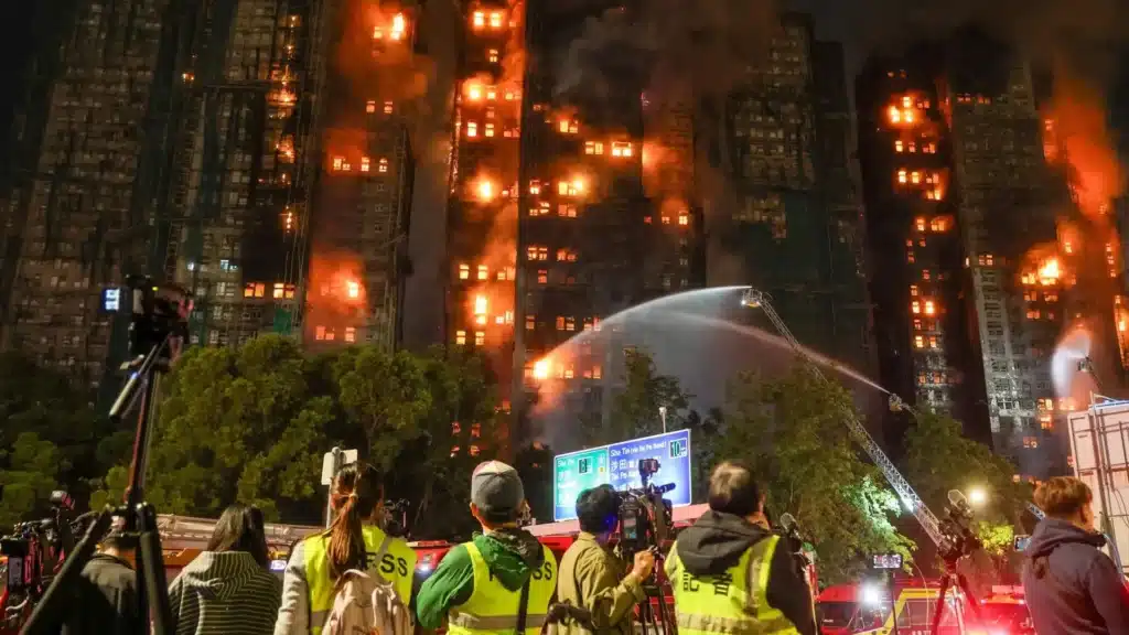 Китай раскритиковал иностранные СМИ в Гонконге из-за освещения пожара