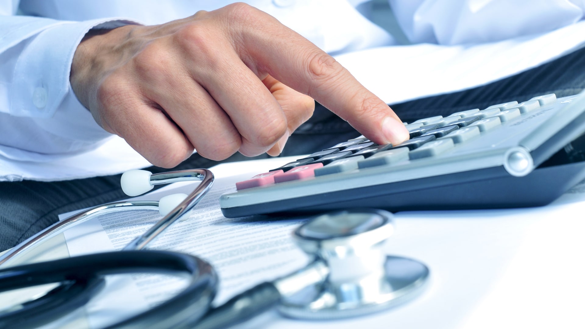 Казахстанцам могут не дать кредит из-за долга по медстраховки