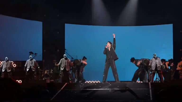 Artist chooses androids as backup dancers, creating a buzz in China