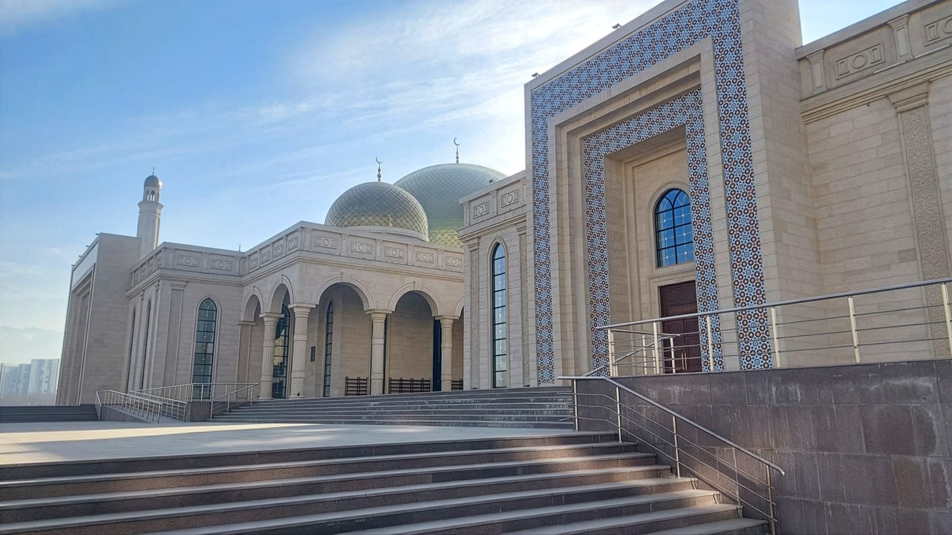 Самая большая мечеть Алматы давно готова принимать прихожан, но до сих пор закрыта