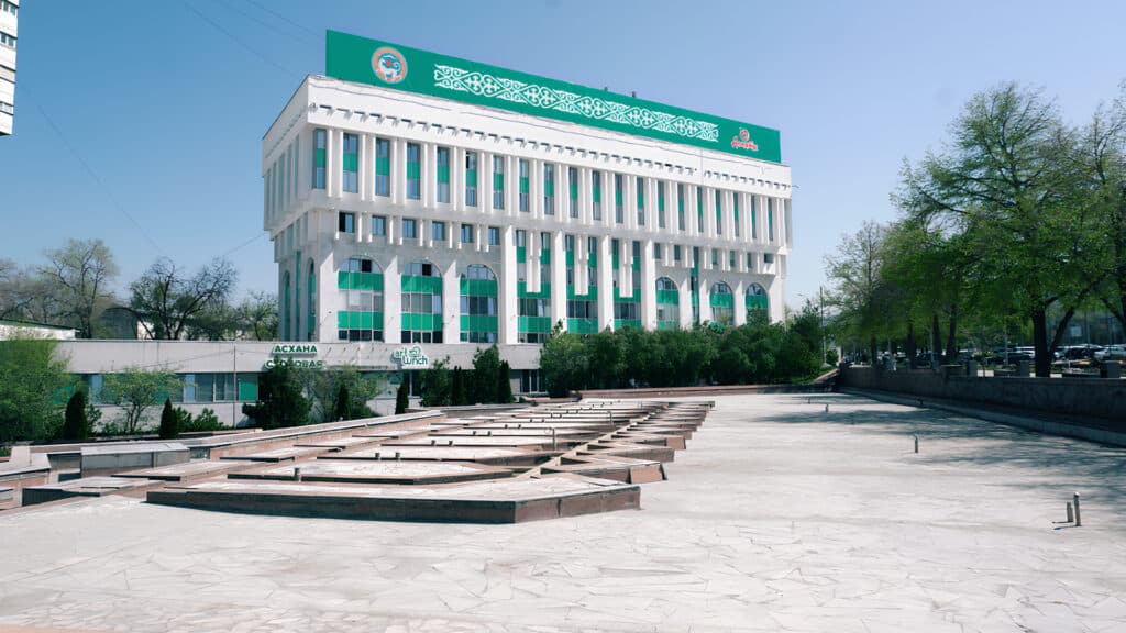 Как выглядят фонтаны на Новой площади после ремонта, показал алматинец