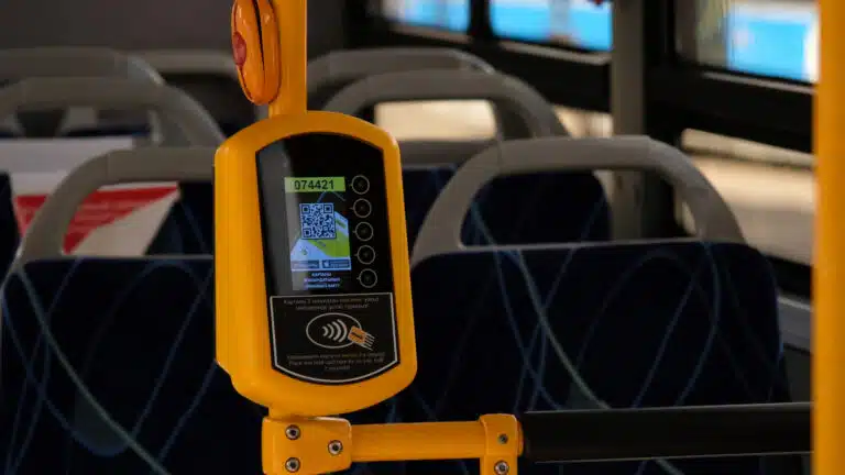 Проезд в автобусах Алматы можно будет оплачивать банковскими картами