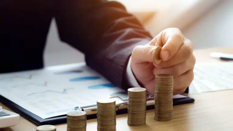 Кредиты казахстанцев и бизнеса подскочили почти на 25% за год