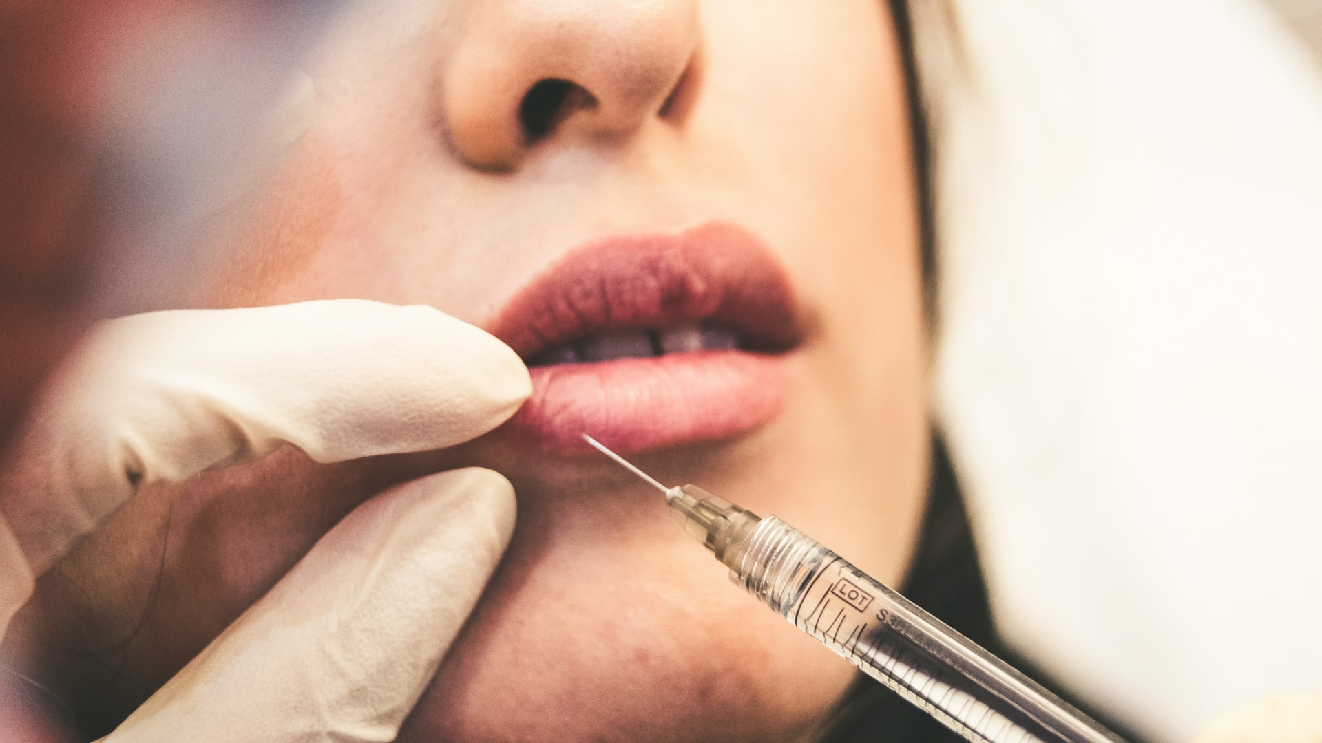 Казахстанцы снимают пенсионные на пластические операции