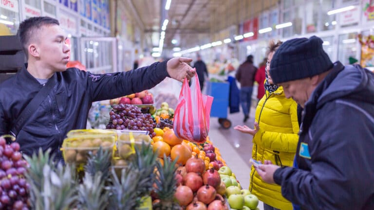Ярмарки с продуктами по доступным ценам в Алматы будут работать дольше к Новому году