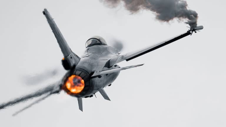 F-16 fighter jet crashes during training flight in California