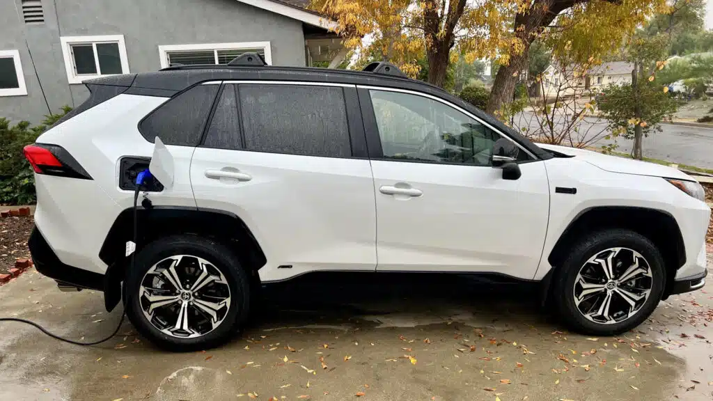 Подключаемые гибриды оказались менее надежными, чем бензиновые авто