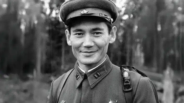 Токаев присвоил Бауыржану Момышулы звание «Халық қаһарманы»