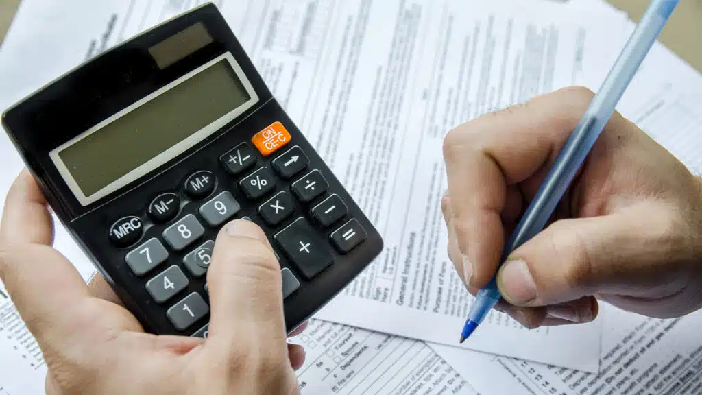 Налоговики объяснили почему ограничили вычеты при предоставлении услуг бизнесу/shutterstock, бильд-редактор: Дастан Шанай