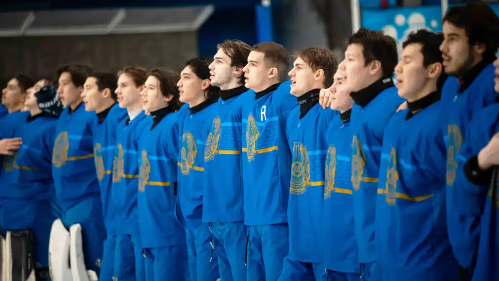 Победив французских сверстников, казахстанская молодежка поднялась на второе место турнирной таблицы чемпионата мира в первом дивизионе 