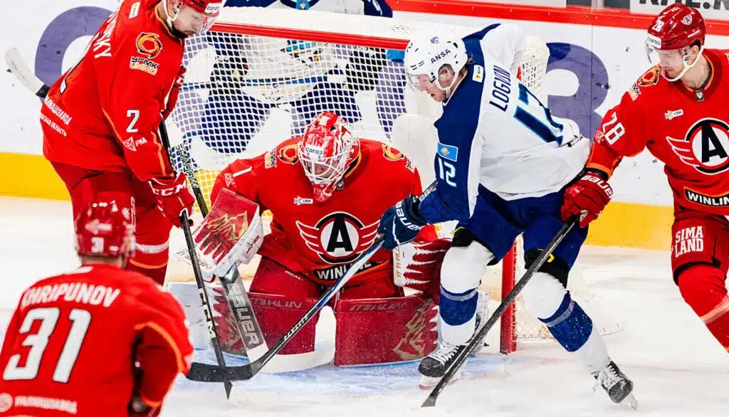 Казахстанец Всеволод Логвин атакует ворота екатеринбуржцев