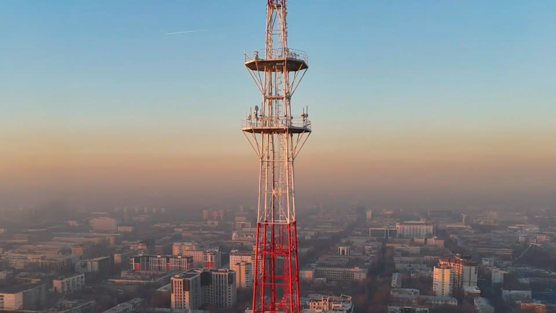 На старой телебашне в Алматы обновляют подсветку