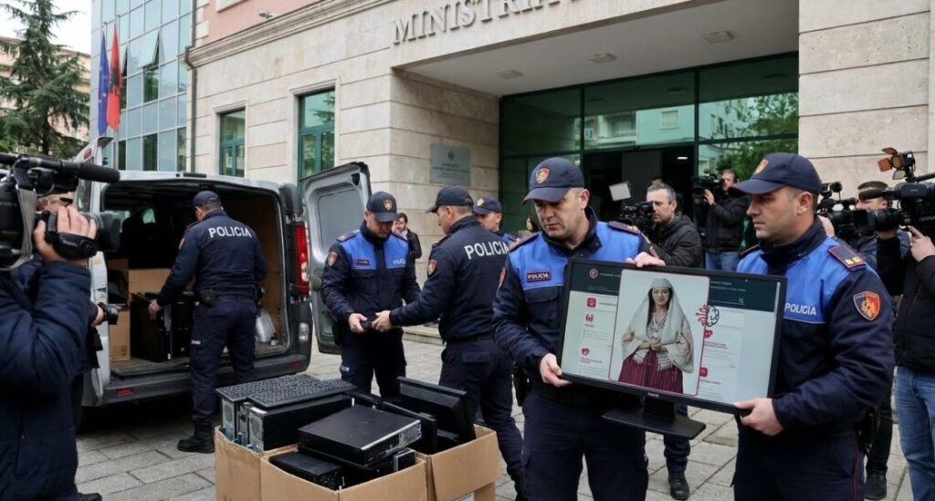 Сатирический ресурс сообщил об аресте ИИ–министра в Албании за получение взятки