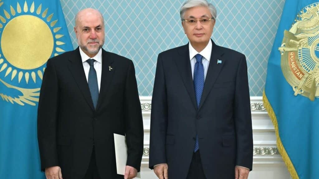 Тоқаев Палестина президенті Аббасты Қазақстанға шақырды