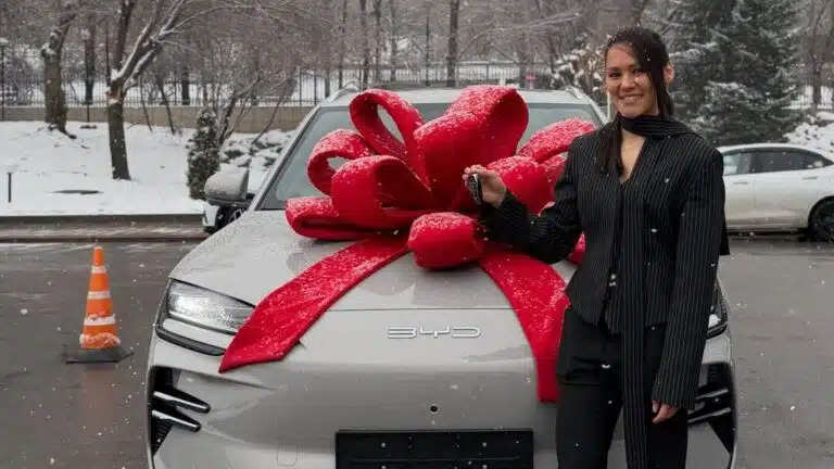 Алматы бокс федерациясы Алуа Балқыбековаға BYD автокөлігін табыстады