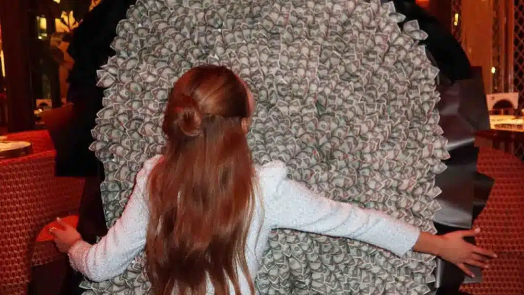 «Бәрі контент үшін»: Блогерлерге белгісіз біреулер миллион оралған букет сыйлап жатыр