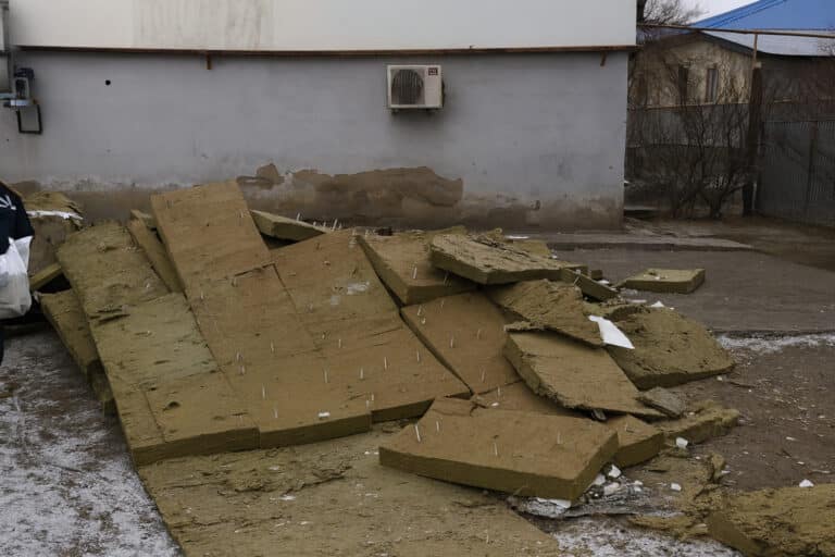 Штормовой ветер в Атырау сорвал облицовку домов и крыши зданий