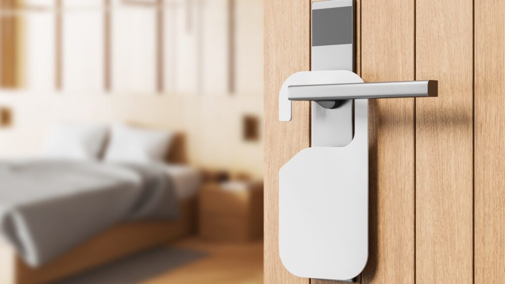 Түнде қонақүйге діни полиция баса-көктеп кіріп келген / фото: shutterstock