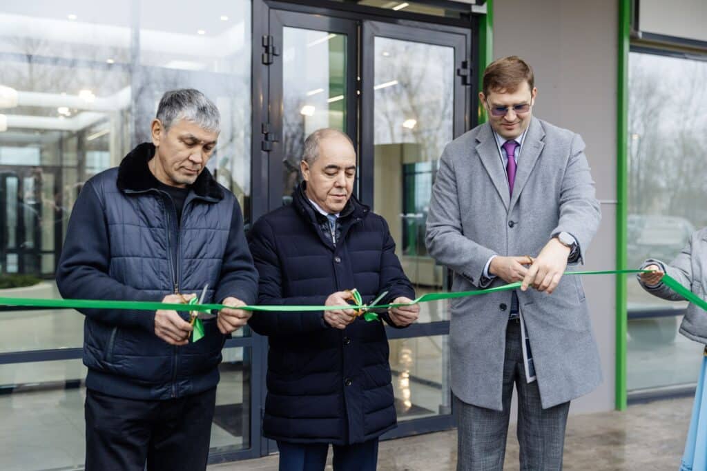 Тимур Турлов открыл соцобъекты в Уральске