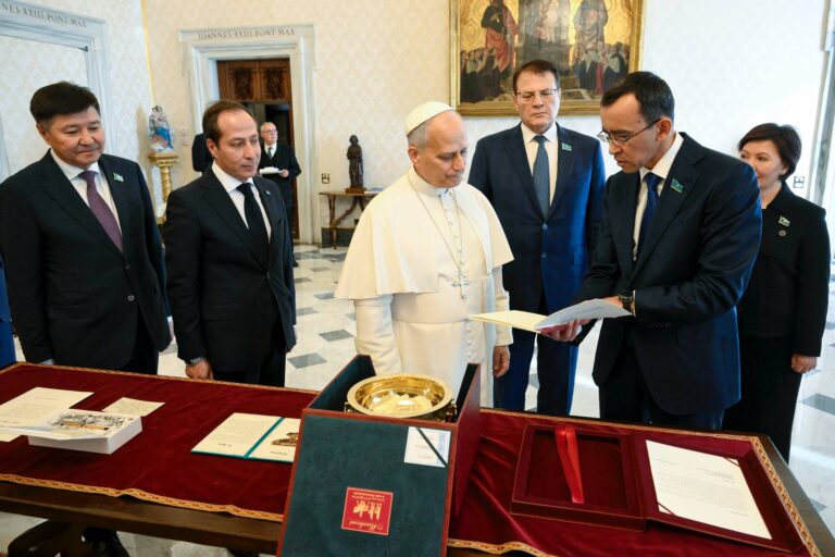 Әшімбаев Рим Папасын Қазақстанға шақырды