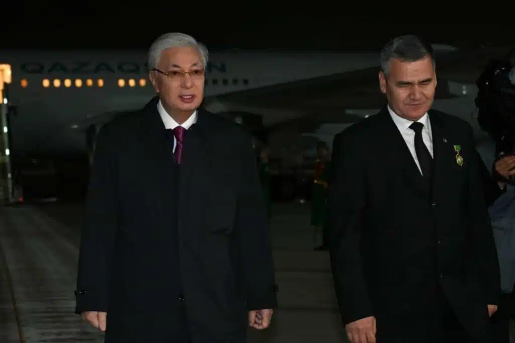 Токаев прибыл в Ашхабад на форум мира и доверия