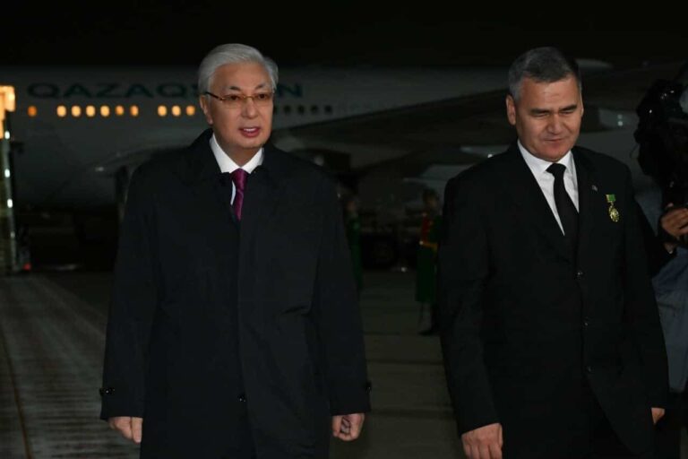 Токаев прибыл в Ашхабад на форум мира и доверия