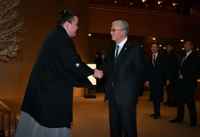 Токаев встретился с казахстанским сумоистом Кимбозаном в Токио