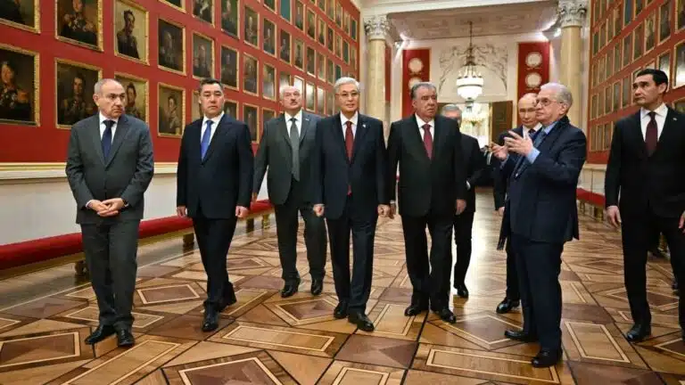 Тоқаев ТМД елдері басшыларымен бірге Эрмитаж музейін аралады