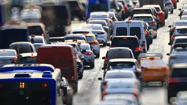 ЕуроОдақ іштен жанатын қозғалтқышы бар көліктерге қатысты шектеуді алып тастады