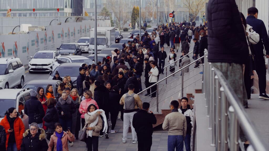 В Алматы эвакуируются сотрудники БЦ из-за землетрясения